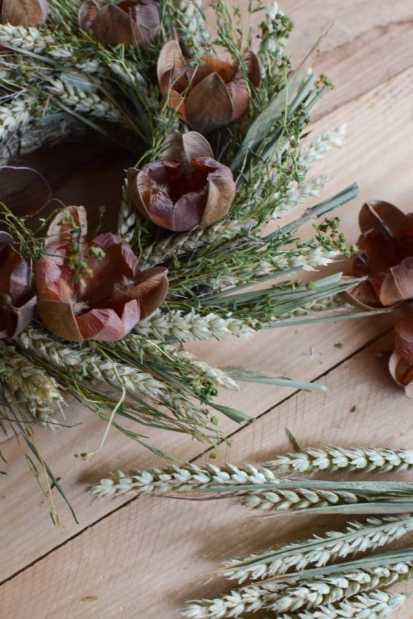Getrockneter Kranz aus Weizen Blüten und Heu. Einfach selber machen Naturdeko von Mrs Greenery