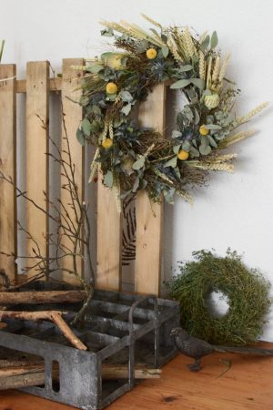 Kranz binden mit Trockenblumen für Sommer und Herbst: Kränze selber machen aus Eukalyptus, Craspedia, Weizen, Mohnkapsel, Disteln und Euphorbia