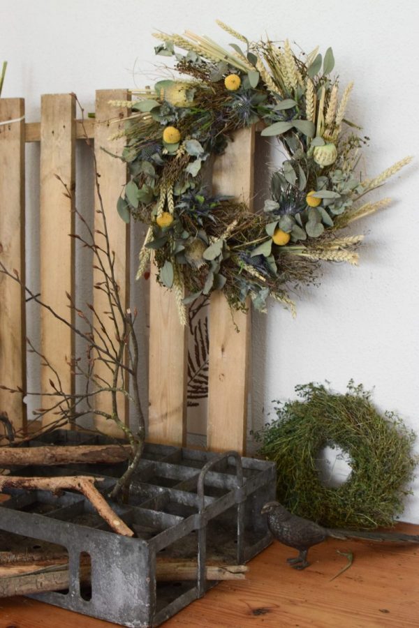 Kranz binden mit Trockenblumen für Sommer und Herbst: Kränze selber machen aus Eukalyptus, Craspedia, Weizen, Mohnkapsel, Disteln und Euphorbia