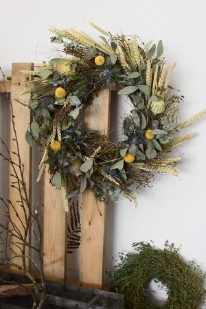 Kranz binden mit Trockenblumen für Sommer und Herbst: Kränze selber machen aus Eukalyptus, Craspedia, Weizen, Mohnkapsel, Disteln und Euphorbia
