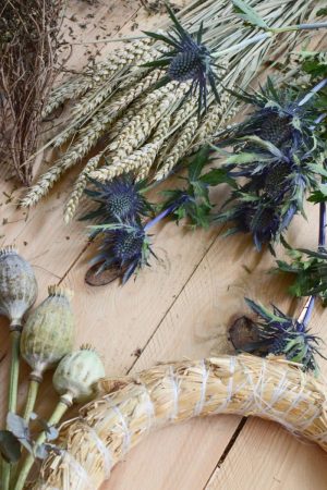 Kranz binden mit Trockenblumen für Sommer und Herbst: Kränze selber machen aus Eukalyptus, Craspedia, Weizen, Mohnkapsel, Disteln und Euphorbia