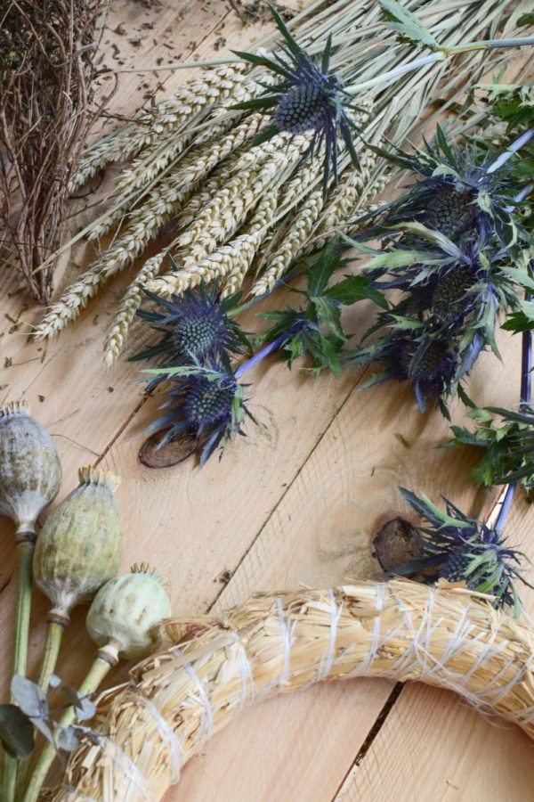 Kranz binden mit Trockenblumen für Sommer und Herbst: Kränze selber machen aus Eukalyptus, Craspedia, Weizen, Mohnkapsel, Disteln und Euphorbia