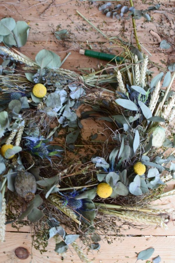 Kranz binden mit Trockenblumen für Sommer und Herbst: Kränze selber machen aus Eukalyptus, Craspedia, Weizen, Mohnkapsel, Disteln und Euphorbia
