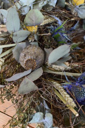 Kranz binden mit Trockenblumen für Sommer und Herbst: Kränze selber machen aus Eukalyptus, Craspedia, Weizen, Mohnkapsel, Disteln und Euphorbia