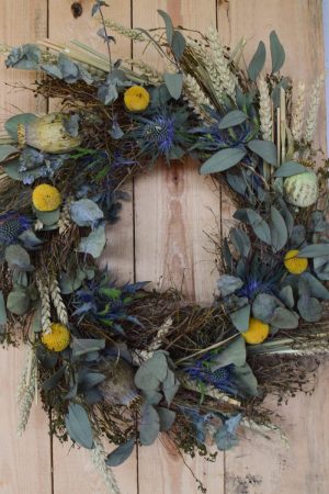 Kranz binden mit Trockenblumen für Sommer und Herbst: Kränze selber machen aus Eukalyptus, Craspedia, Weizen, Mohnkapsel, Disteln und Euphorbia