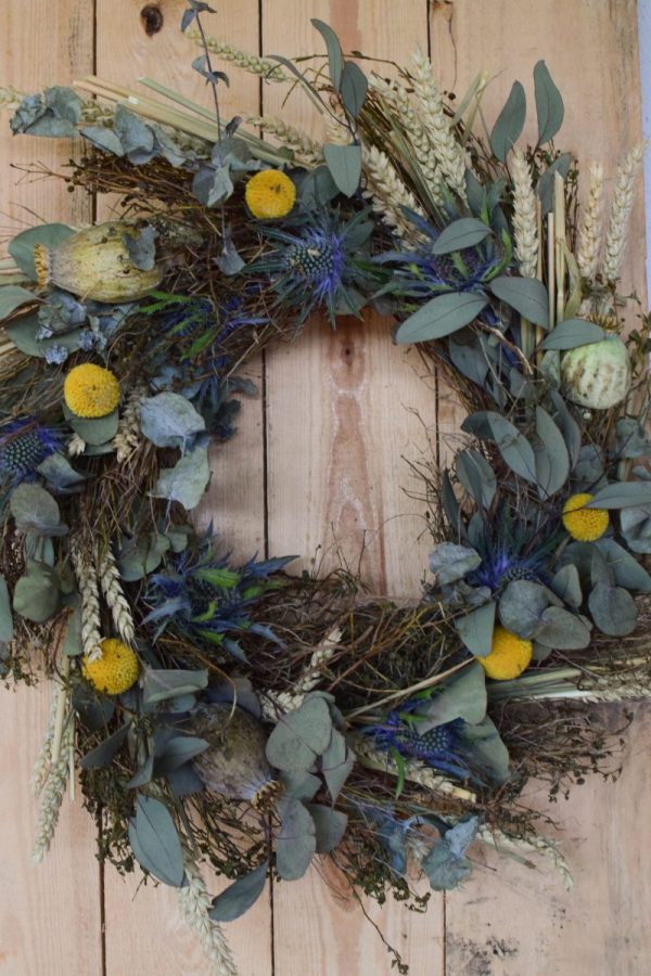 Kranz binden mit Trockenblumen für Sommer und Herbst: Kränze selber machen aus Eukalyptus, Craspedia, Weizen, Mohnkapsel, Disteln und Euphorbia