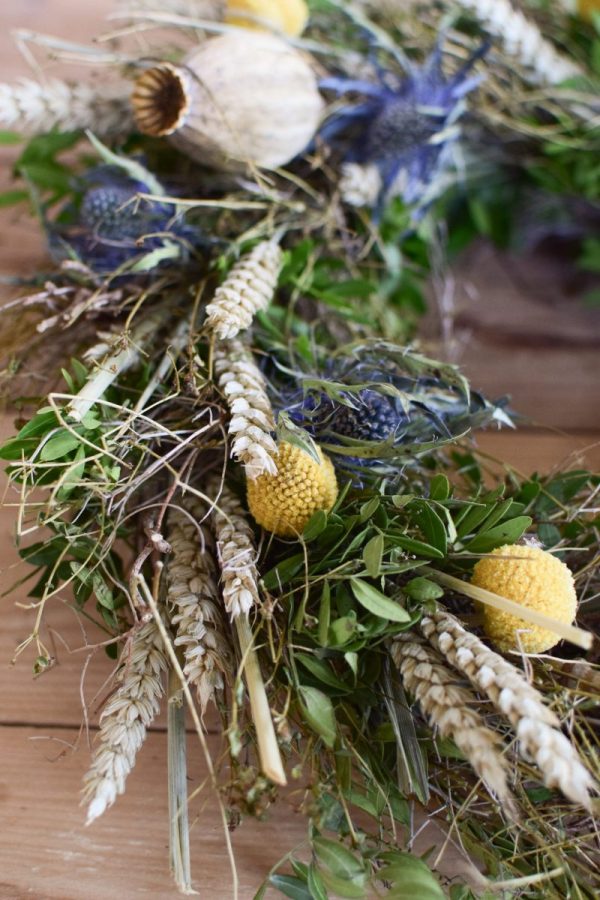Kranz binden mit Trockenblumen für Sommer und Herbst: Kränze selber machen aus Eukalyptus, Craspedia, Weizen, Mohnkapsel, Disteln und Euphorbia