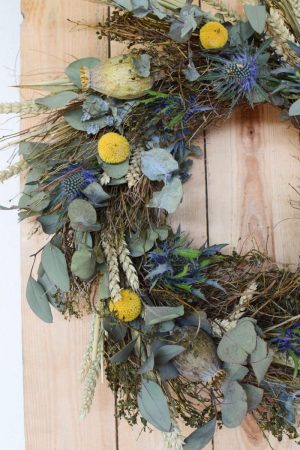 Kranz binden mit Trockenblumen für Sommer und Herbst: Kränze selber machen aus Eukalyptus, Craspedia, Weizen, Mohnkapsel, Disteln und Euphorbia