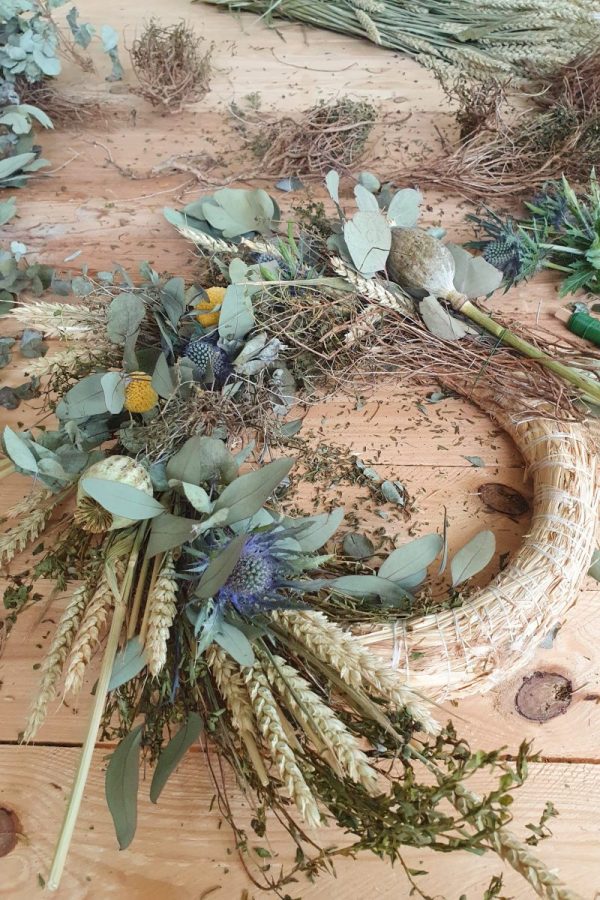 Kranz binden mit Trockenblumen für Sommer und Herbst: Kränze selber machen aus Eukalyptus, Craspedia, Weizen, Mohnkapsel, Disteln und Euphorbia