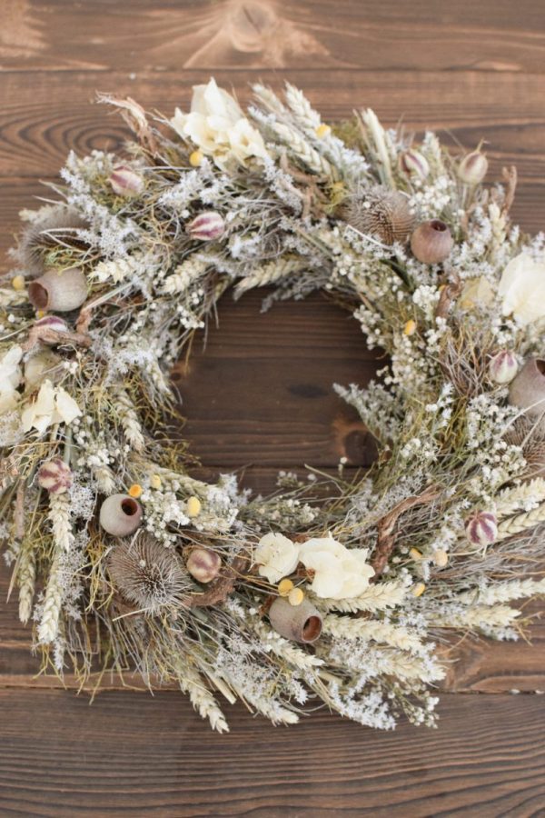 Kranz binden mit Trockenblumen für Sommer und Herbst: Kränze selber machen aus Weizen, Euphorbia, Thymian, Nigella, Bougainvilla, Karde, Eukalyptus Früchte. Trockenblumenkranz, Kränze selbermachen Anleitung