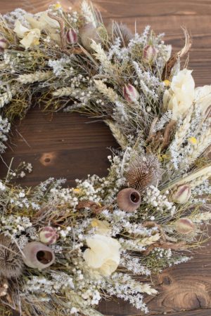 Kranz binden mit Trockenblumen für Sommer und Herbst: Kränze selber machen aus Weizen, Euphorbia, Thymian, Nigella, Bougainvilla, Karde, Eukalyptus Früchte. Trockenblumenkranz, Kränze selbermachen Anleitung