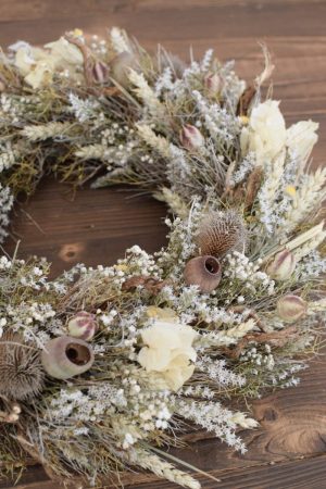 Kranz binden mit Trockenblumen für Sommer und Herbst: Kränze selber machen aus Weizen, Euphorbia, Thymian, Nigella, Bougainvilla, Karde, Eukalyptus Früchte. Trockenblumenkranz, Kränze selbermachen Anleitung