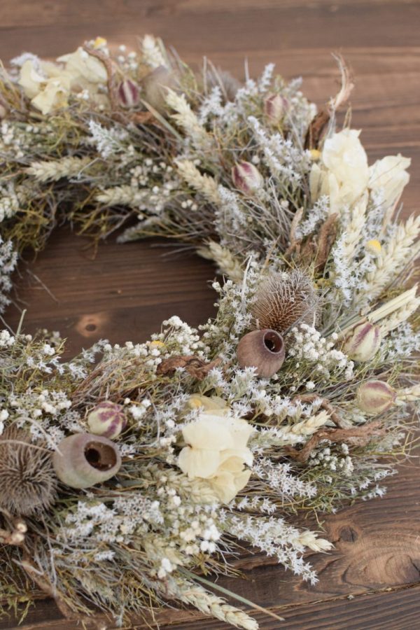 Kranz binden mit Trockenblumen für Sommer und Herbst: Kränze selber machen aus Weizen, Euphorbia, Thymian, Nigella, Bougainvilla, Karde, Eukalyptus Früchte. Trockenblumenkranz, Kränze selbermachen Anleitung