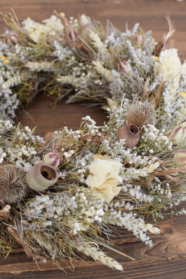 Kranz binden mit Trockenblumen für Sommer und Herbst: Kränze selber machen aus Weizen, Euphorbia, Thymian, Nigella, Bougainvilla, Karde, Eukalyptus Früchte. Trockenblumenkranz, Kränze selbermachen Anleitung