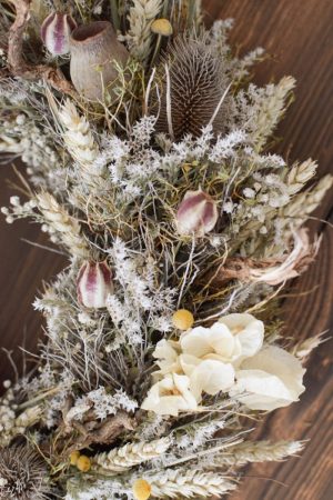 Kranz binden mit Trockenblumen für Sommer und Herbst: Kränze selber machen aus Weizen, Euphorbia, Thymian, Nigella, Bougainvilla, Karde, Eukalyptus Früchte. Trockenblumenkranz, Kränze selbermachen Anleitung