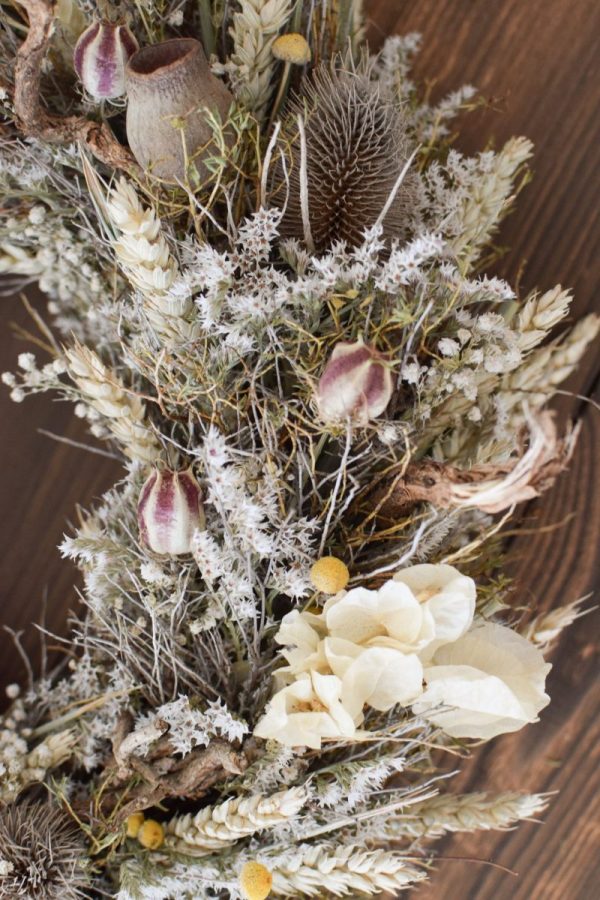 Kranz binden mit Trockenblumen für Sommer und Herbst: Kränze selber machen aus Weizen, Euphorbia, Thymian, Nigella, Bougainvilla, Karde, Eukalyptus Früchte. Trockenblumenkranz, Kränze selbermachen Anleitung