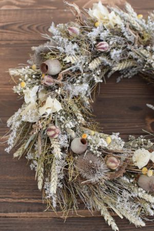 Kranz binden mit Trockenblumen für Sommer und Herbst: Kränze selber machen aus Weizen, Euphorbia, Thymian, Nigella, Bougainvilla, Karde, Eukalyptus Früchte. Trockenblumenkranz, Kränze selbermachen Anleitung