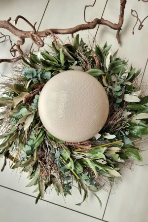 Mit dem Kreativ Set Greenery Love Kranz kannst du aus Steineiche Euphorbia Eukalyptus und Hartriegel einen Kranz binden. selber machen diy mrs greenery