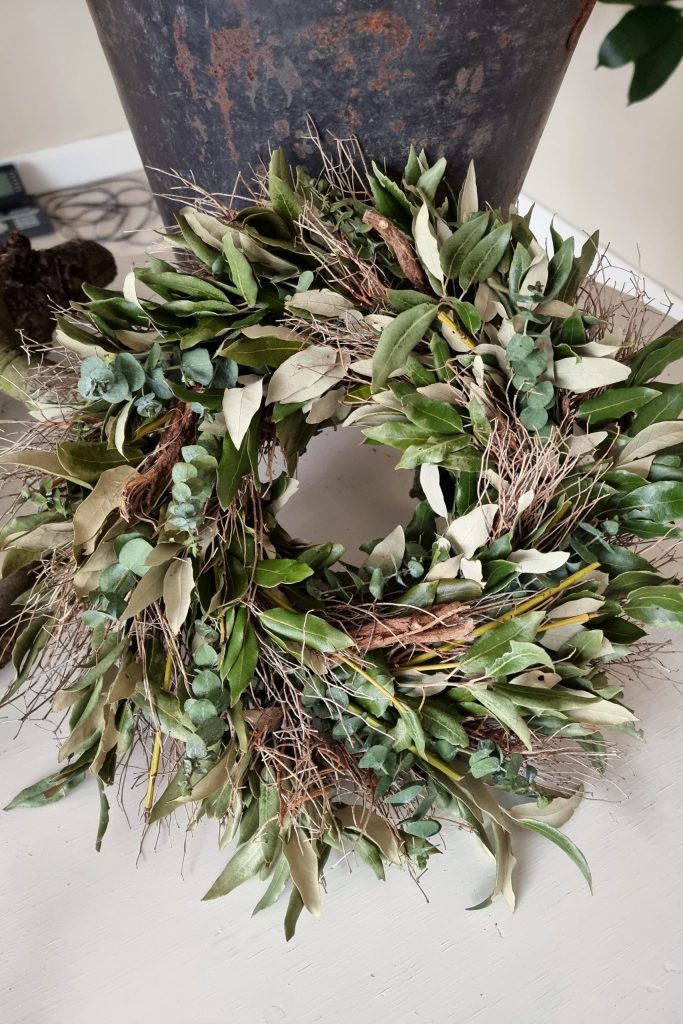 Mit dem Kreativ Set Greenery Love Kranz kannst du aus Steineiche Euphorbia Eukalyptus und Hartriegel einen Kranz binden. selber machen diy mrs greenery