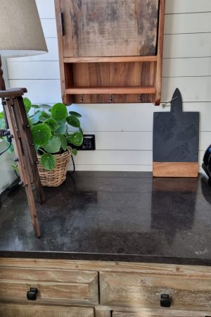 Küchenbrett aus Mangoholz und schwarzem Speckstein. Schneidebrett Küche im Mrs Greenery Shop bestellen