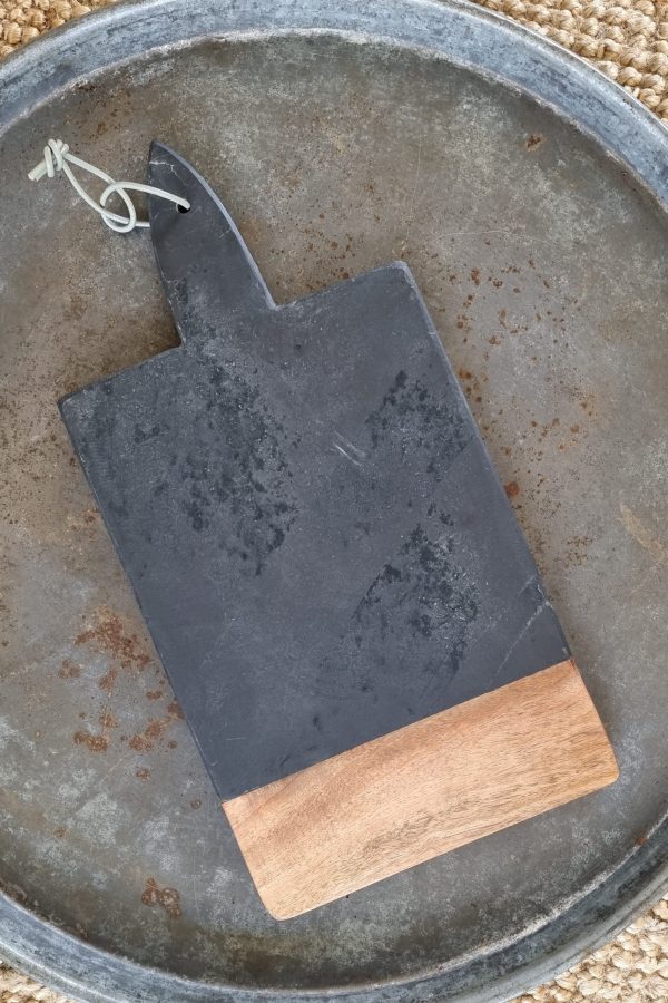 Küchenbrett aus Mangoholz und schwarzem Speckstein. Schneidebrett Küche im Mrs Greenery Shop bestellen