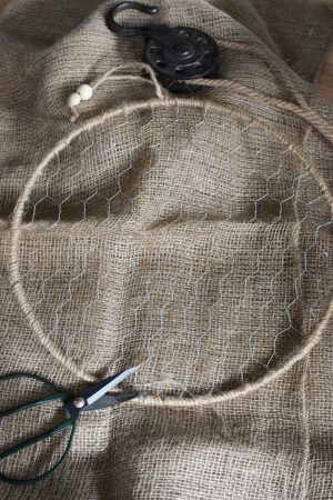 Loop Ring mit Gitter Hasendraht. Metallring mit Kordel umwickelt und Aufhänger. Kreativsein Loop Kranz kreativ gestalten