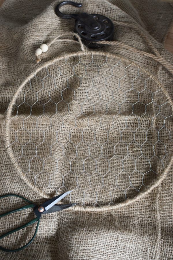 Loop Ring mit Gitter Hasendraht. Metallring mit Kordel umwickelt und Aufhänger. Kreativsein Loop Kranz kreativ gestalten