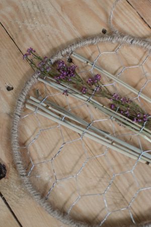 Loop Ring mit Gitter Hasendraht. Metallring mit Kordel umwickelt und Aufhänger. Kreativsein Loop Kranz kreativ gestalten