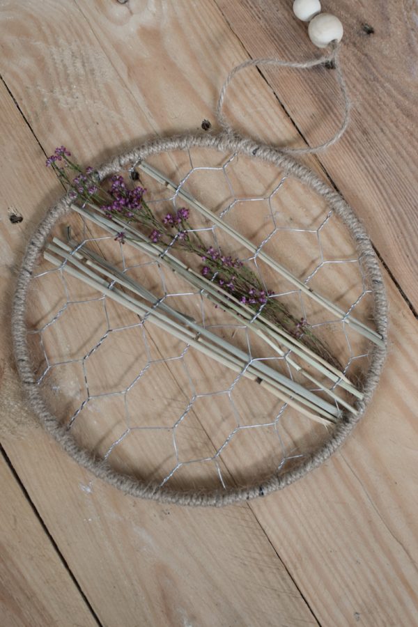 Loop Ring mit Gitter Hasendraht. Metallring mit Kordel umwickelt und Aufhänger. Kreativsein Loop Kranz kreativ gestalten