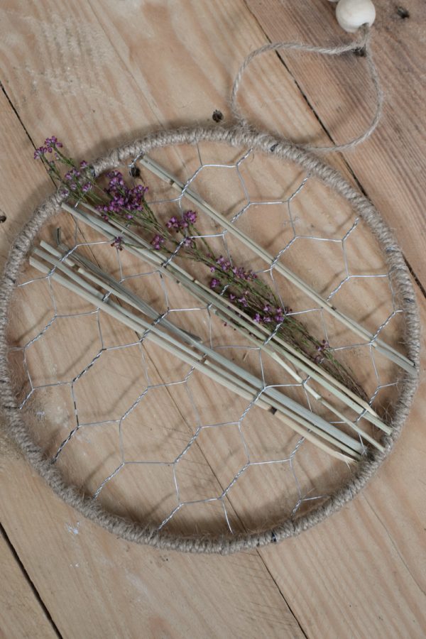 Loop Ring mit Gitter Hasendraht. Metallring mit Kordel umwickelt und Aufhänger. Kreativsein Loop Kranz kreativ gestalten