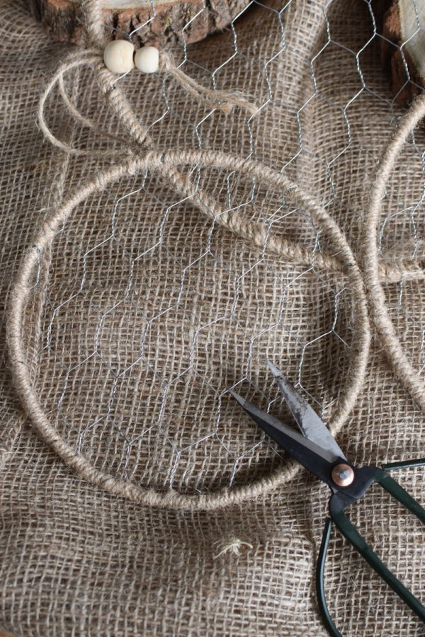 Loop Ring mit Gitter Hasendraht. Metallring mit Kordel umwickelt und Aufhänger. Kreativsein Loop Kranz kreativ gestalten