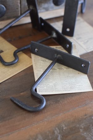 Metallhaken schwarz, Haken aus Metall antik für die Wand. Wandhaken. Aufhängung im Mrs Greenery Shop bestellen