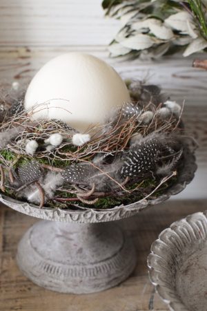 Metall-Tablett mit Fuss. Tablett aus Metall mit Fuß im Antik-Look im Mrs Greenery Shop bestellen Osterdeko Osternest Osteridee Ostereier Straussenei Ei