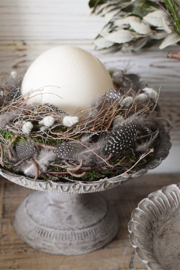 Metall-Tablett mit Fuss. Tablett aus Metall mit Fuß im Antik-Look im Mrs Greenery Shop bestellen Osterdeko Osternest Osteridee Ostereier Straussenei Ei