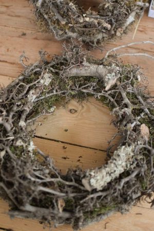 Mooskranz mit Bonsaiholz Holz Fertigkranz Kranz gebunden Naturdeko