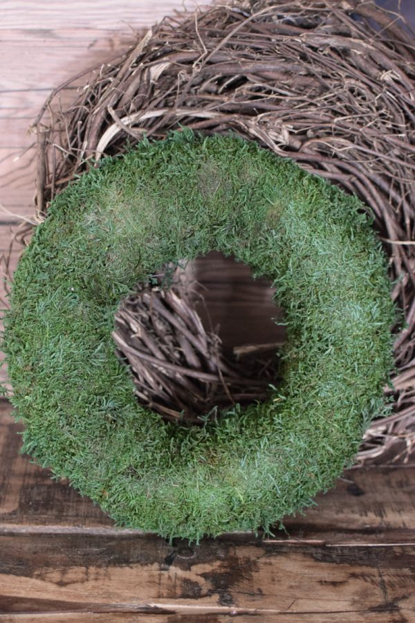 Mooskranz grün gefärbt Kranz Kränze fertig gebunden 30 cm. Im Mrs Greenery Shop bestellen