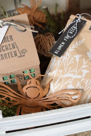 Geschenkidee Set im Holz-Kistchen mit Metallbiene und Samen Blumensamen Kräutersamen Garten Küchengarten Küchenkräuter im Mrs Greenery Shop bestellen kaufen