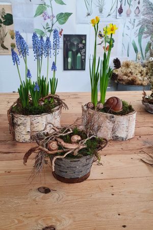 Dekoidee mit Frühlingsblühern Narzissen und Muscari in der Schale. Frühlingsdeko Dekoidee im Mrs Greenery Shop bestellen