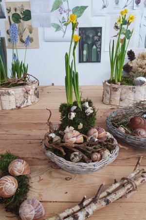 Dekoidee mit Frühlingsblühern Narzissen und Muscari in der Schale. Frühlingsdeko Dekoidee im Mrs Greenery Shop bestellen