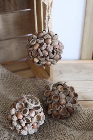 Kugel aus Eicheln. Eichelkugel aus Naturmaterialien. Naturdeko Dekoidee Deko Herbstdeko herbstlich dekorieren mit Mrs Greenery Shop