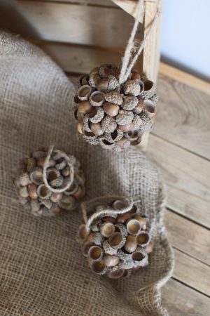Kugel aus Eicheln. Eichelkugel aus Naturmaterialien. Naturdeko Dekoidee Deko Herbstdeko herbstlich dekorieren mit Mrs Greenery Shop