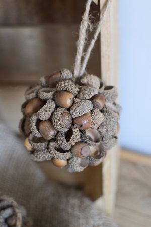 Kugel aus Eicheln. Eichelkugel aus Naturmaterialien. Naturdeko Dekoidee Deko Herbstdeko herbstlich dekorieren mit Mrs Greenery Shop