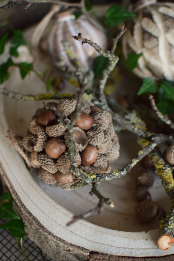 Eichelkugel Kugel aus Eicheln Herbstdeko herbstlich dekorieren Naturdeko Mrs Greenery Shop bestellen