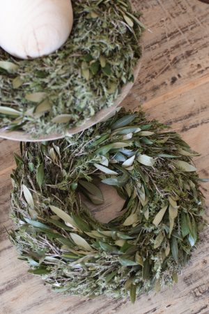 Oliven-Thymian Kranz fertig gebunden Kränze frisch im Mrs Greenery Shop bestellen Olivenkranz
