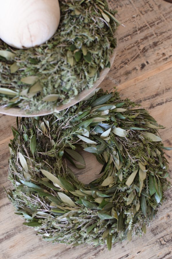 Oliven-Thymian Kranz fertig gebunden Kränze frisch im Mrs Greenery Shop bestellen Olivenkranz