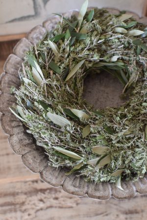 Oliven-Thymian Kranz fertig gebunden Kränze frisch im Mrs Greenery Shop bestellen Olivenkranz