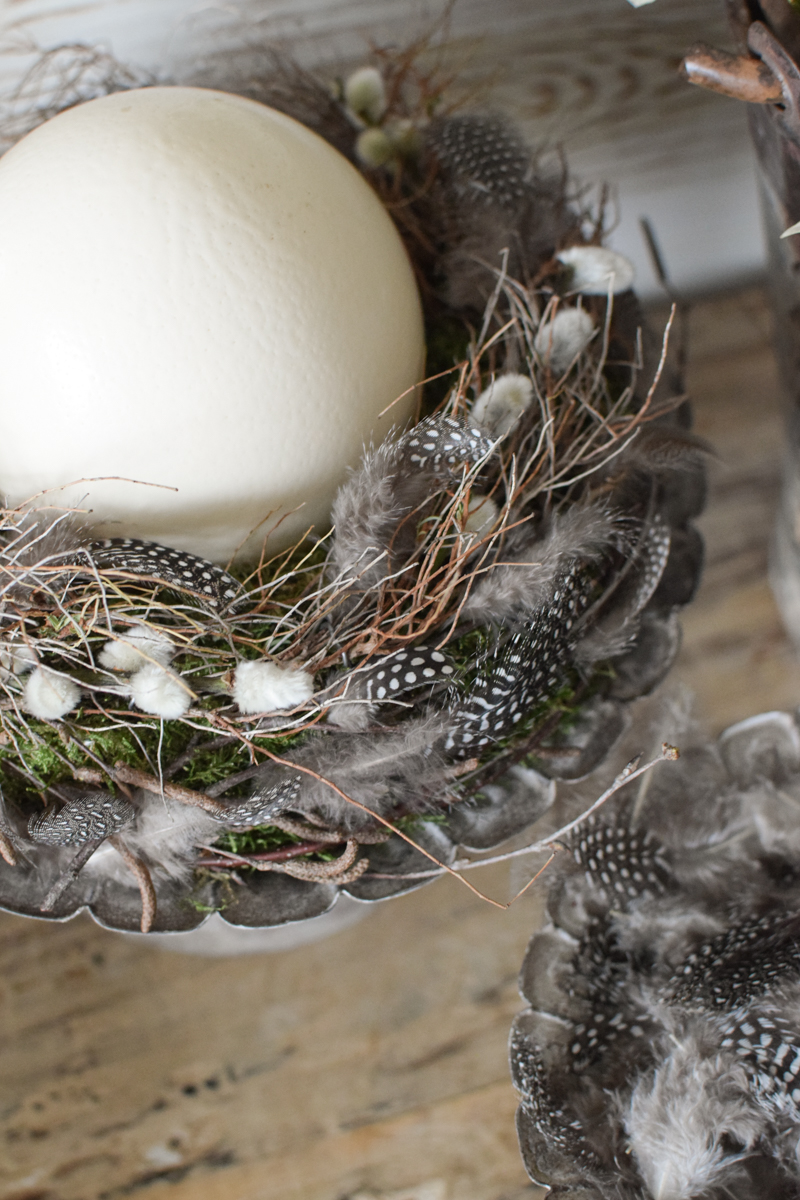 Metall-Tablett mit Fuss. Tablett aus Metall mit Fuß im Antik-Look im Mrs Greenery Shop bestellen Osterdeko Osternest Osteridee Ostereier Straussenei Ei