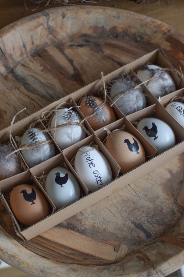 Osterei gefaerbt Hühnerei zum Hängen mit Feder Mix Osterdeko Osterei Dekoei im Mrs Greenery Shop bestellen