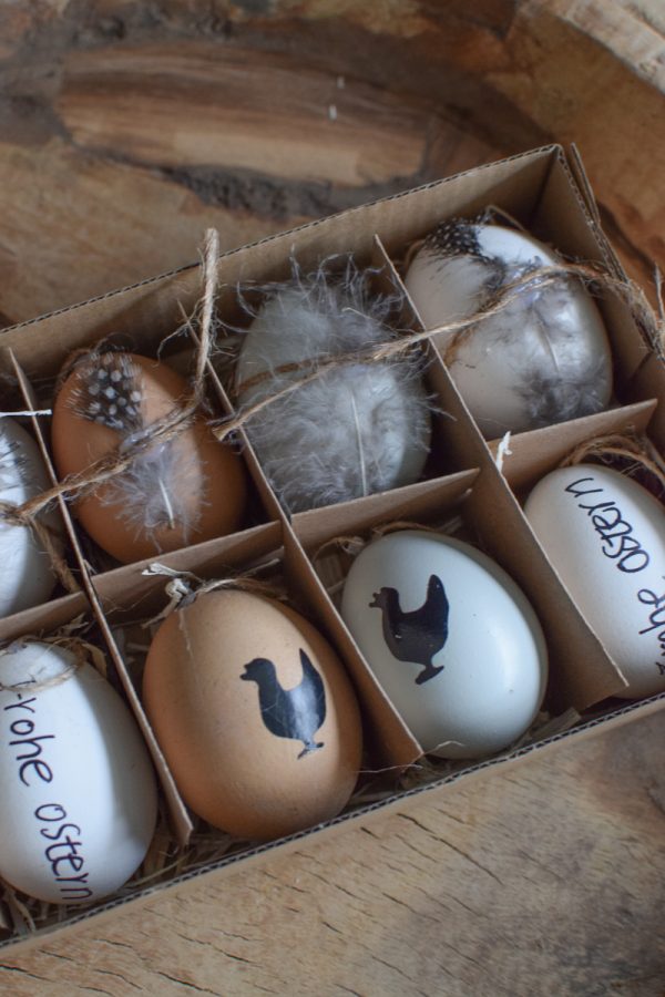 Osterei gefaerbt Hühnerei zum Hängen mit Feder Mix Osterdeko Osterei Dekoei im Mrs Greenery Shop bestellen