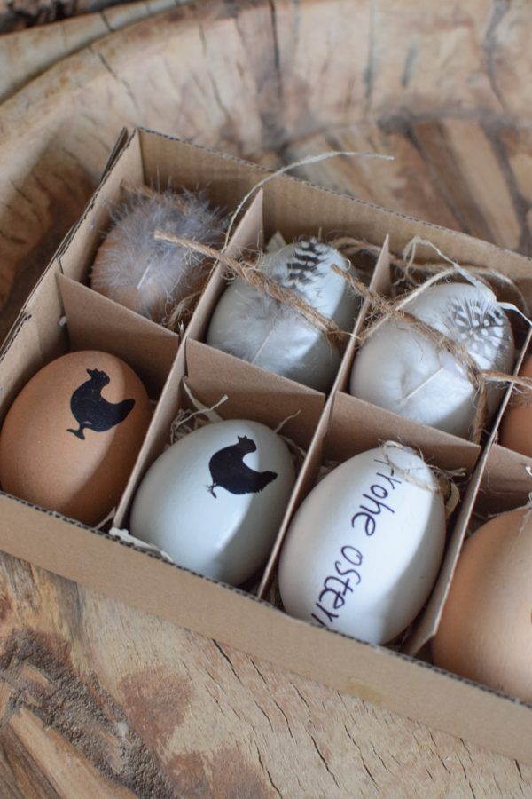 Osterei gefaerbt Hühnerei zum Hängen mit Feder Mix Osterdeko Osterei Dekoei im Mrs Greenery Shop bestellen